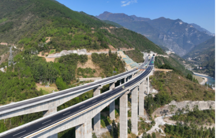 渝陕两地首条直连高速公路巫镇高速正式建成通车