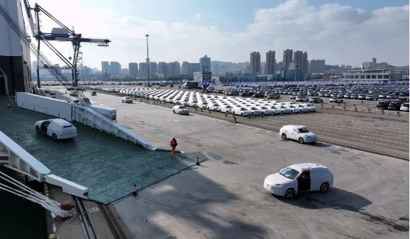 山东港口高效助力“新三样”、高端装备加速出海