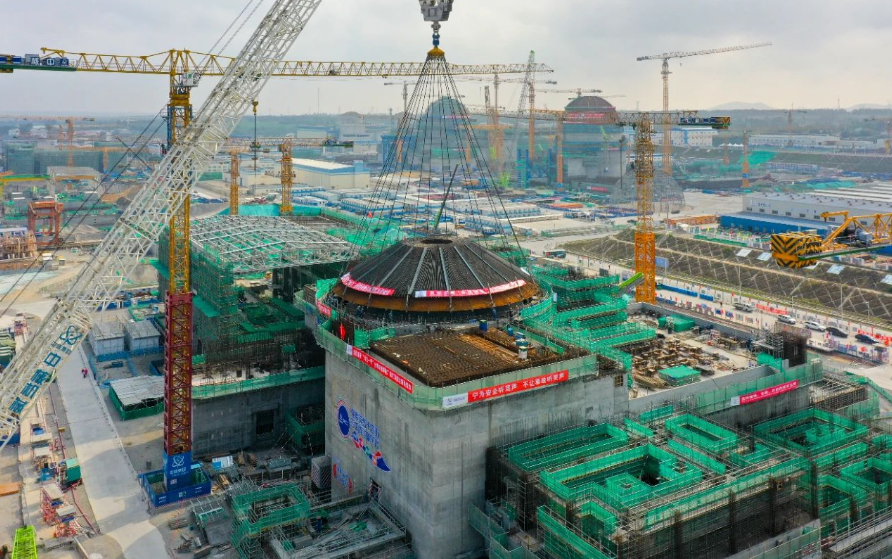 全球首个陆上模块化小型核反应堆玲龙一号外穹顶吊装完成