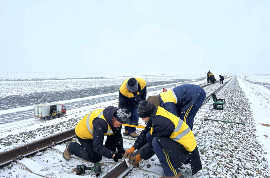 除雪破冰保畅通 中国中铁助力春运工作平稳有序进行