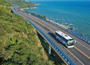 海南开通首个环岛旅游公路观光巴士