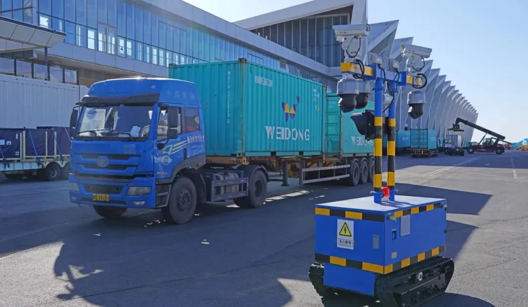 全国首创！全场景智能远控理货机器人在山东港口青岛港投入使用