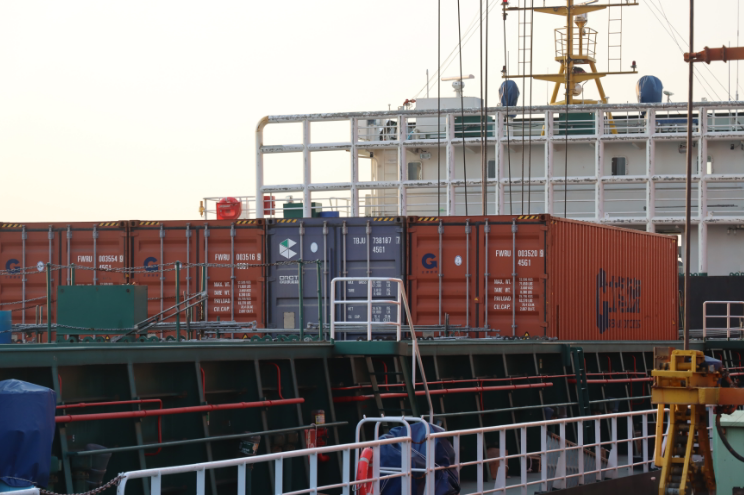 “两湾快航”首次装运卷钢在钦州港发运