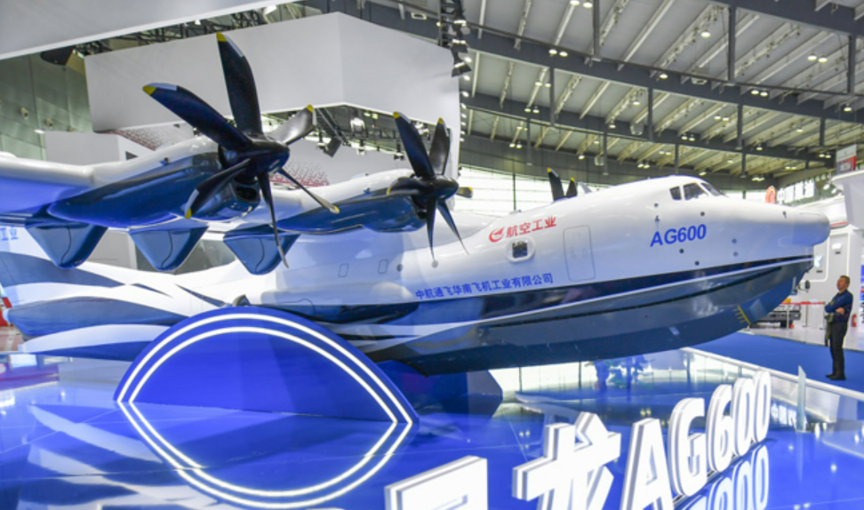 国产AG600大型灭火飞机首次亮相欧洲