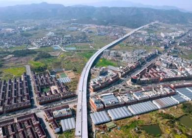 义东高速将于年底通车，为浙江首条穿越城市主城区的高速公路
