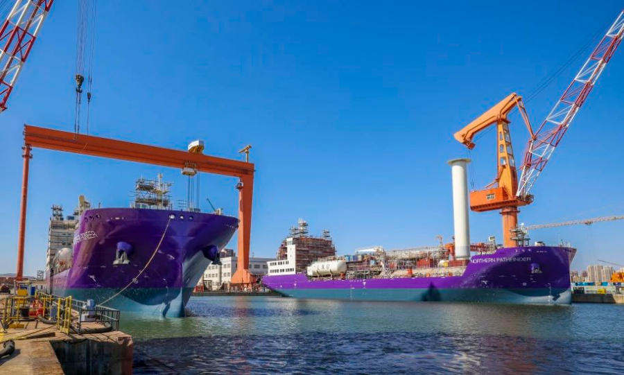 全球首制 大连造船7500立方米液态二氧化碳运输船顺利出坞