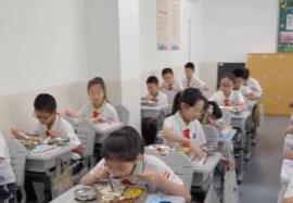 “光盘”变多了！上海中小学试点选餐制 满足学生个性化需求