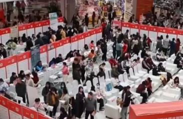 招聘会供需两旺 “深度提问+智能分析”AI助力企业与求职者高效对接