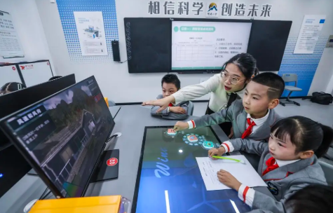 和机器狗赛跑、在科考船上课 这些中小学科学课太酷啦！