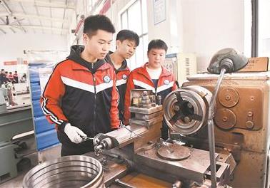 教育部推动开设1000个微专业和1000个职业能力培训课程　“双千”计划解锁高质量就业密码