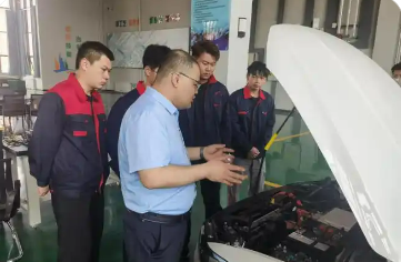 高校教师奔向市场，产业精英走进课堂