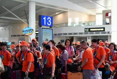 内蒙古开行今年首趟消夏旅游专列
