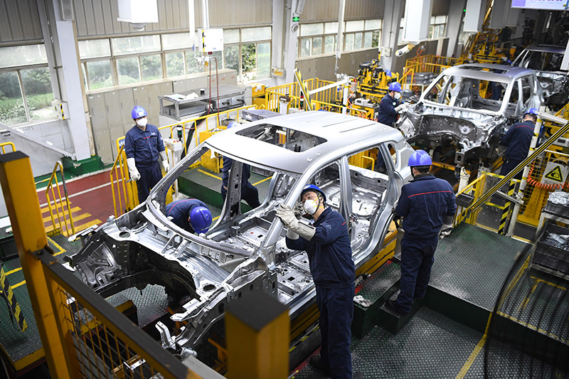 长安汽车渝北工厂的工人在生产线上忙碌(2月18日摄.