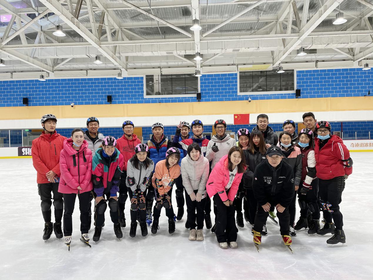 共同推动青少年冰雪运动成长，短道速滑冠军隋宝库现场教学