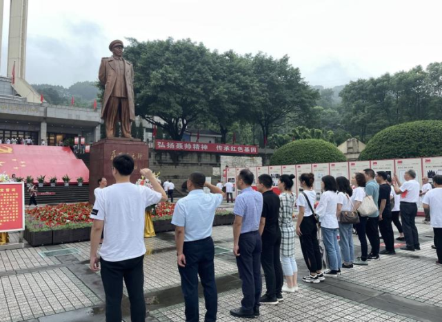 财信智服集团党支部举行七一党建活动