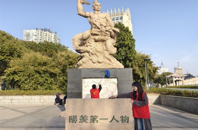 江苏宜兴：“同心”志愿红马甲 绘就为民“好风景”