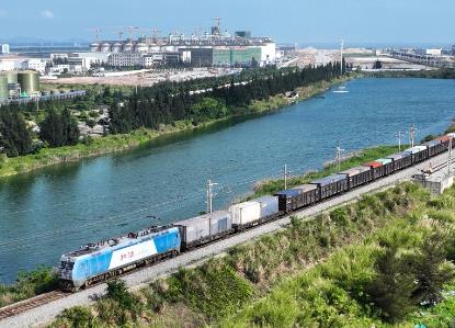 今年西部陆海新通道铁海联运班列运输货物已突破30万标箱