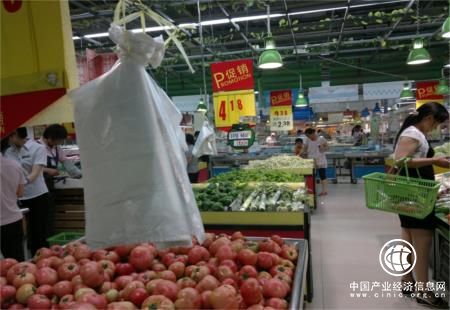 塑料袋屡禁不止 “限塑令”为何陷入尴尬境地？