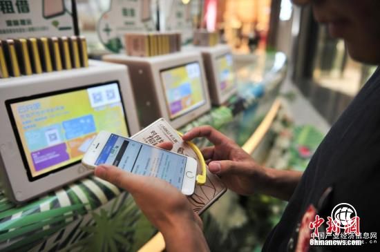 资料图:用户准备为手机充电。近日,继共享单车、共享汽车之后,共享充电宝也在昆明亮相。<a target=