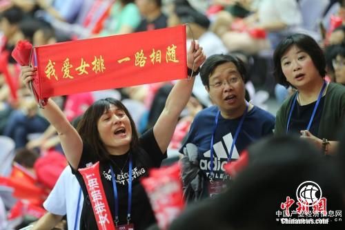 中国队粉丝来到现场,为女排姑娘加油。 泱波 摄