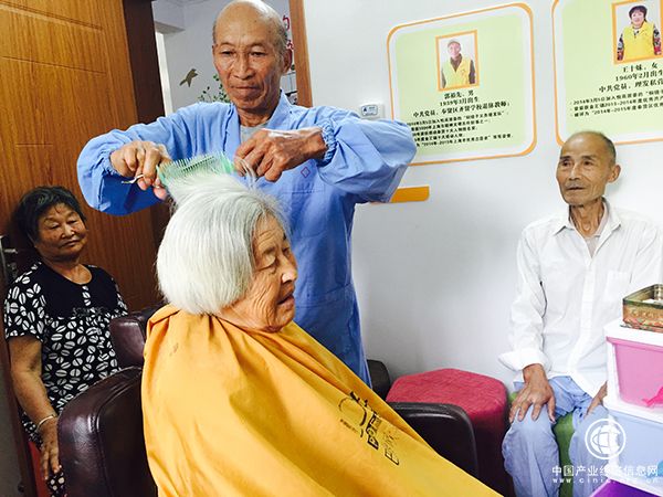海奉贤退休教师公益为乡亲理发51年