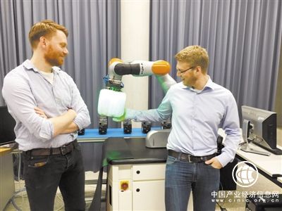 安全气囊可避免机器人伤人