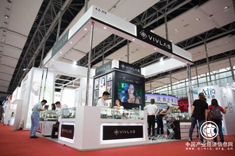 VIVLAS现身第47届广州美博会，钢笔口红成功抢镜