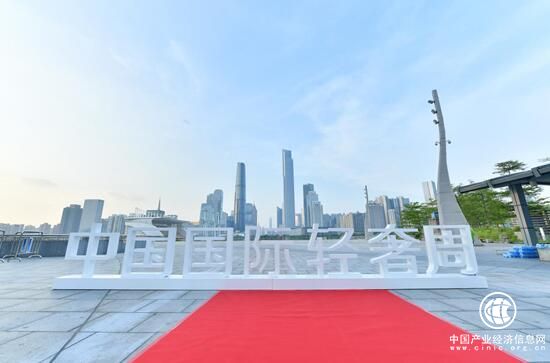 顶美TOP BEAUTY晚装包惊艳亮相中国国际轻奢周