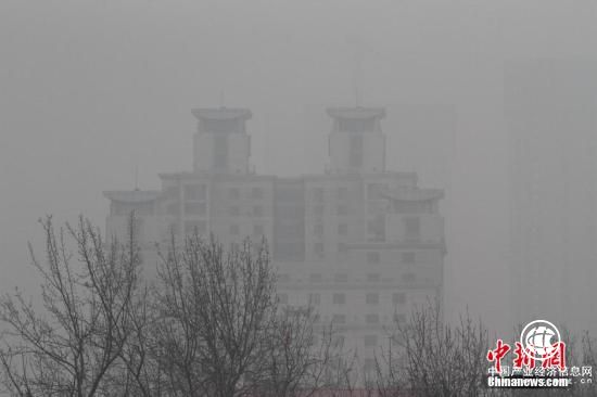 资料图：雾霾笼罩中的天津，一处高楼宛若空中楼阁。 <a target=