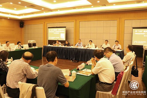 《钢铁是这样炼成的》出版座谈会：一本讲好中国故事的书