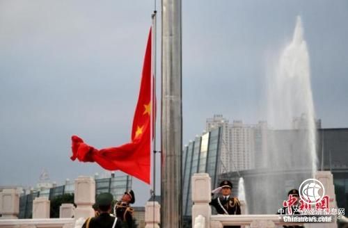 资料图:升国旗奏国歌。张斌 摄