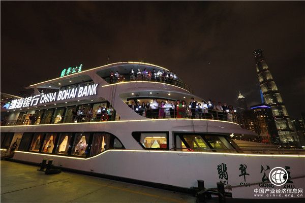 诗歌之夜，诗人们用自己的母语在黄浦江上读诗