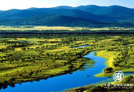 黑龙江省旅游总人数与总收入连年增长