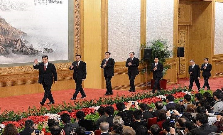 十九届中央政治局常委11时45分许同中外记者见面