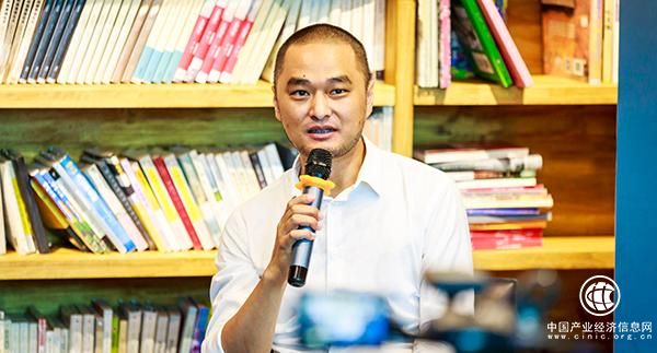 光怼冯唐还不够，明星作家集体变“油腻”更令人忧