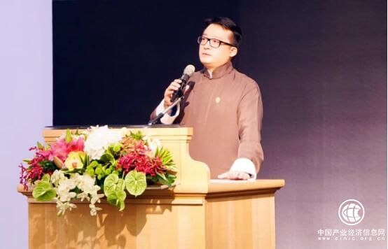 为什么韦杰总是一身中式长衫？因为他要强调中华文明