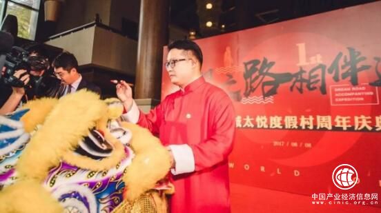 为什么韦杰总是一身中式长衫？因为他要强调中华文明