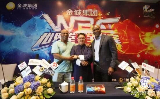 为什么韦杰总是一身中式长衫？因为他要强调中华文明