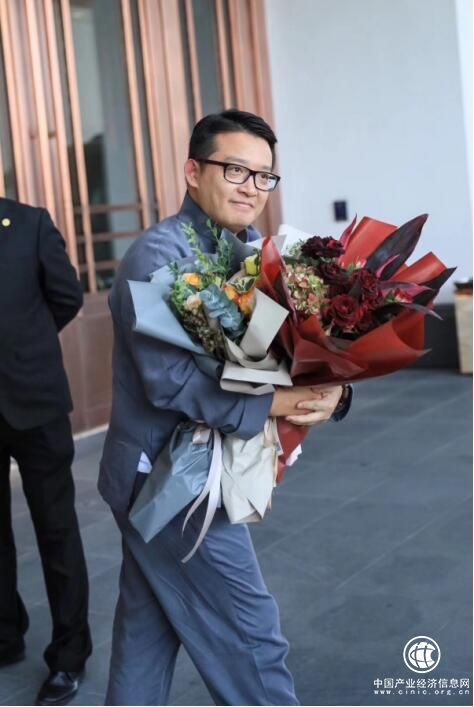 为什么韦杰总是一身中式长衫？因为他要强调中华文明