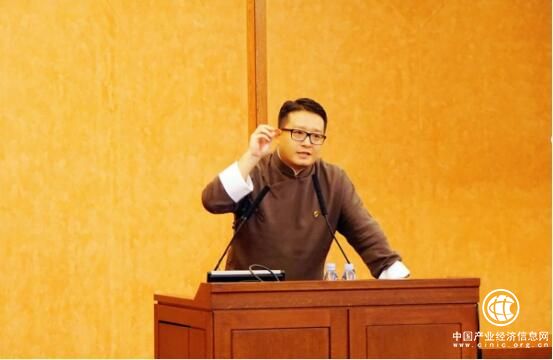 为什么韦杰总是一身中式长衫？因为他要强调中华文明