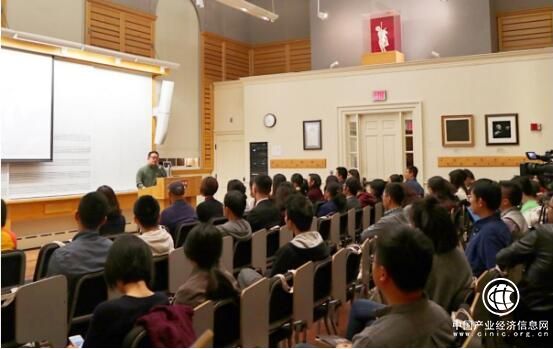 为什么韦杰总是一身中式长衫？因为他要强调中华文明