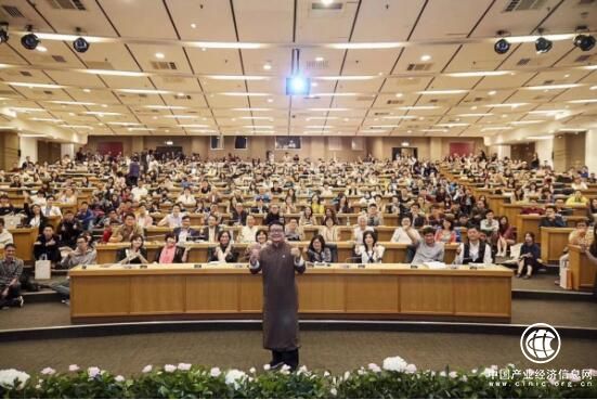 为什么韦杰总是一身中式长衫？因为他要强调中华文明