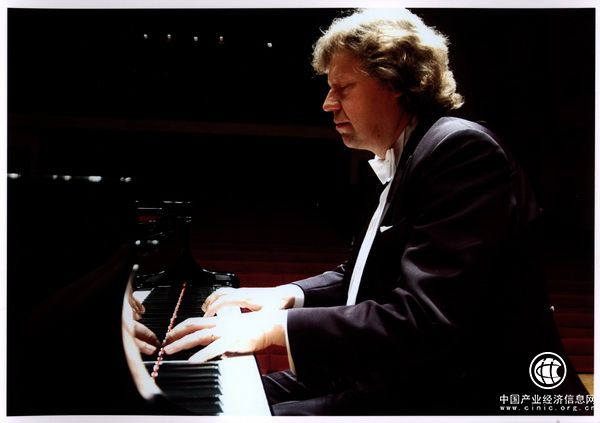 纪念西贝柳斯，音乐里有雪山和森林