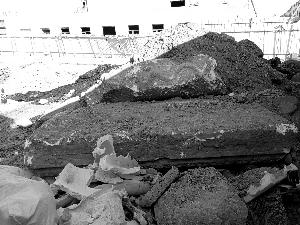 北京一工地挖出石碑 文保部门：将派专人转运