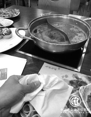 呷哺呷哺用餐 “小强”搅和食欲 餐厅:防不胜防