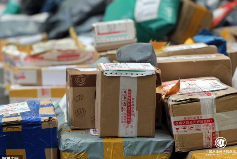 家门口回收快递包装 快递行业加速变“绿”