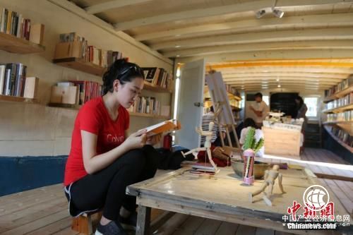 资料图：一位女读者在翻看书籍。<a target=