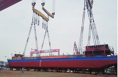 世界首艘千吨级纯电动船下水 充电两小时可跑八十公里