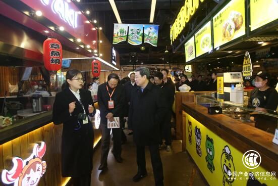 光耀东方总裁李贵杰陪同30省领导参观食宝街