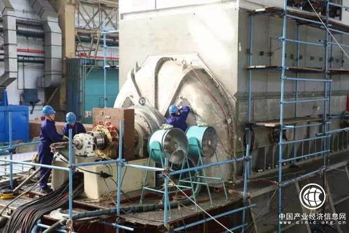 世界首台全空冷300兆乏调相机在哈电机制造成功